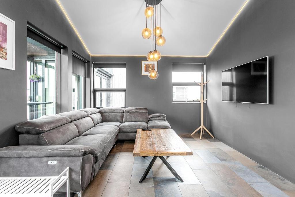 una sala de estar con un sofá y una mesa en Selfoss Modern Cabins, en Selfoss