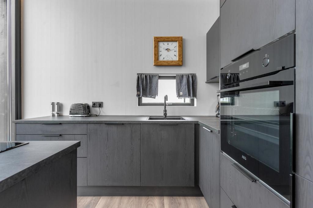 Una cocina o zona de cocina en Selfoss Modern Cabins