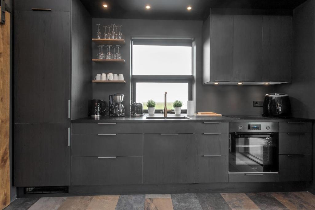 Una cocina o zona de cocina en Selfoss Modern Cabins