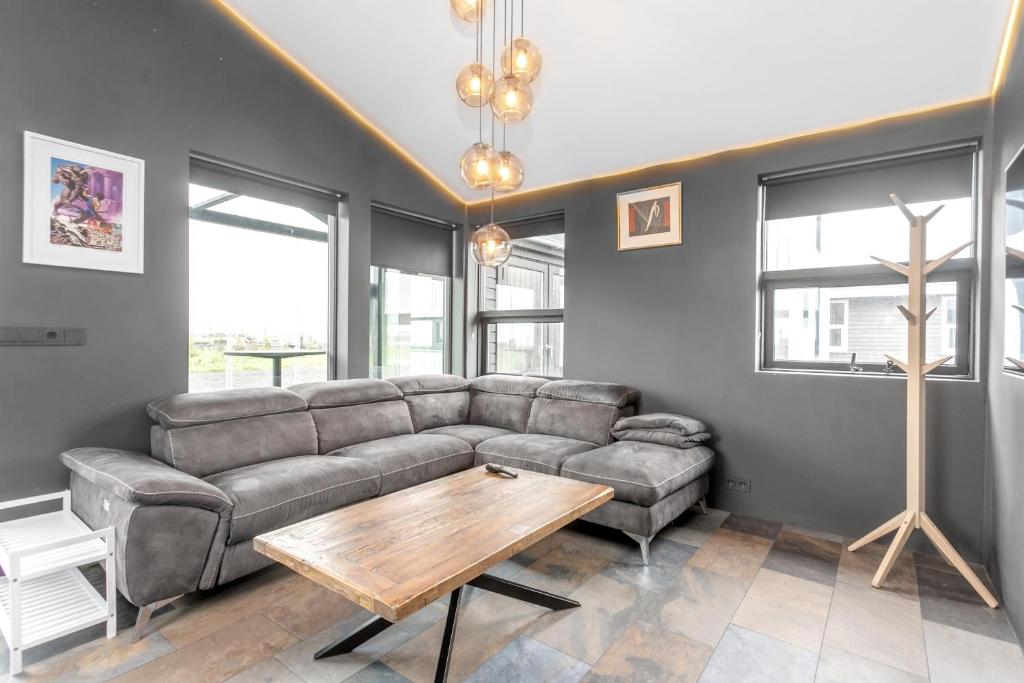 un soggiorno con divano e tavolo in legno di Selfoss Modern Cabins a Selfoss