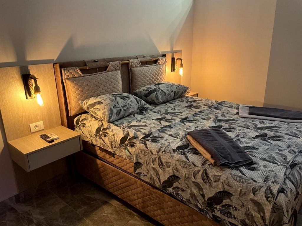 ein Schlafzimmer mit einem Bett mit einer Tasche darauf in der Unterkunft Apartman S&V 4 Wellness & Spa Barda in Sarajevo
