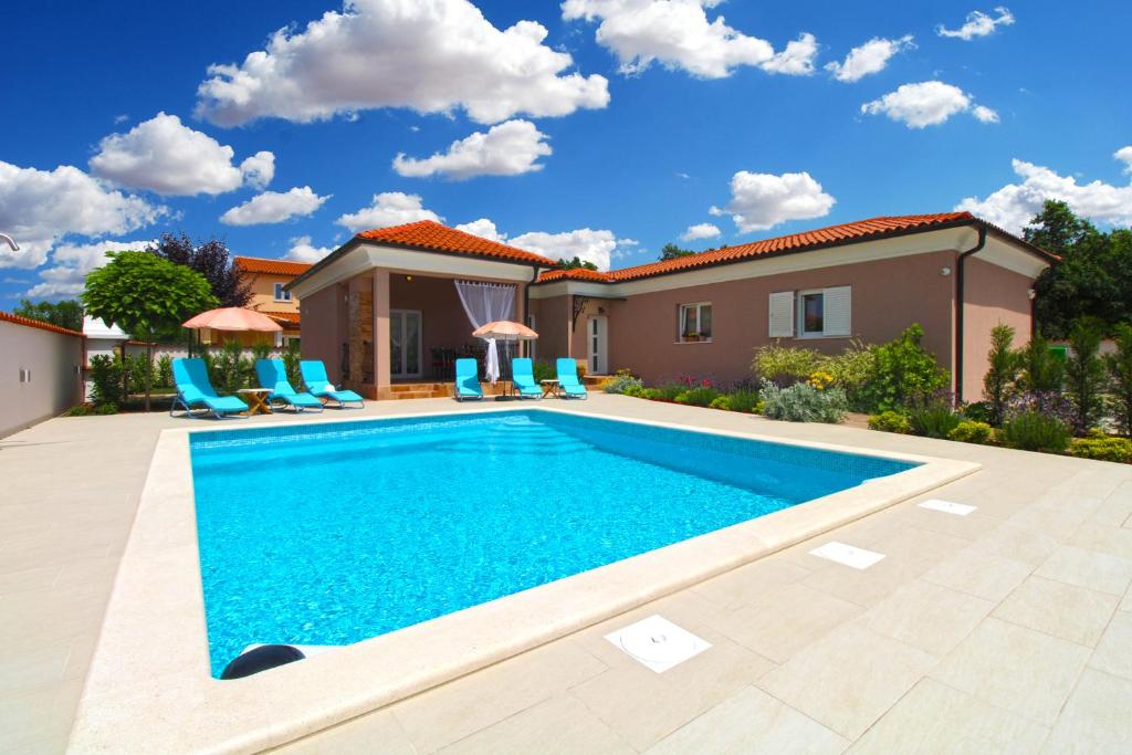 una piscina en el patio trasero de una villa en Villa Olgica 2269, en Pula