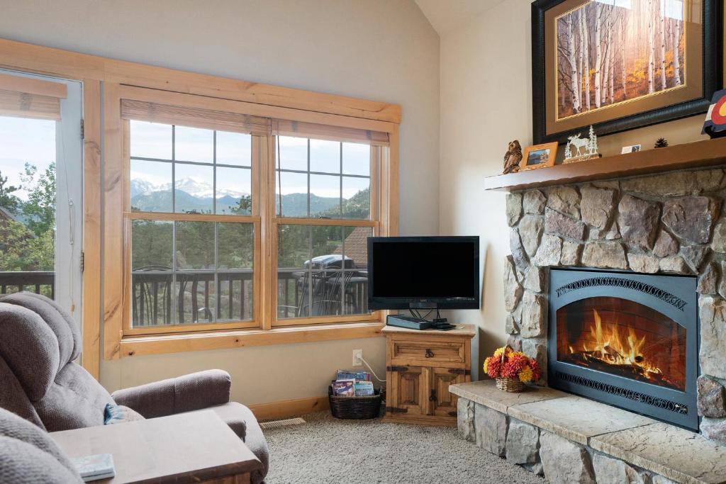 TV at/o entertainment center sa Solitude Eagle #3 - Estes Park condo