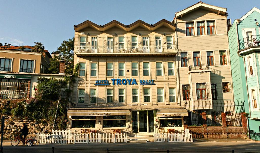 un edificio en una calle frente a un edificio en Hotel Troya Balat, en Estambul