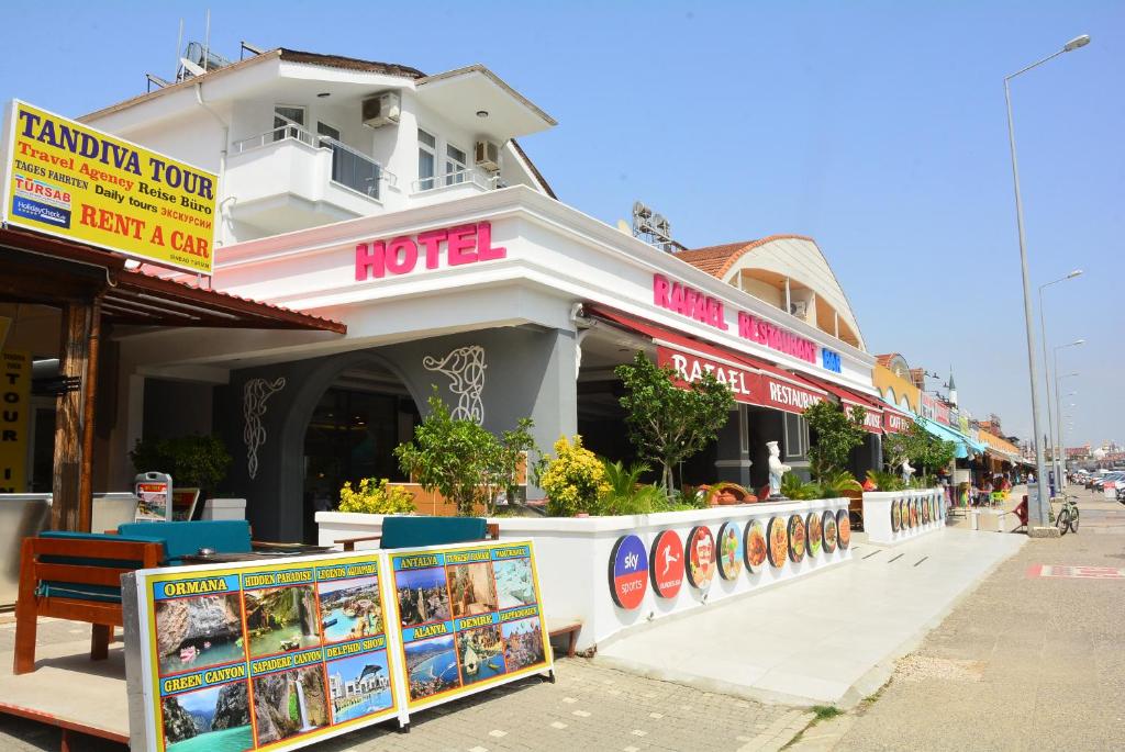 un hôtel situé sur le côté d'une rue dans l'établissement Rafael Hotel, à Manavgat