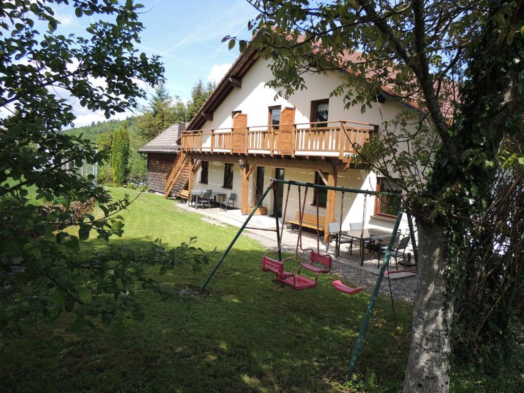 een huis met een speeltuin ervoor bij Les Hauts de Brochot in Saint-Maurice-sur-Moselle