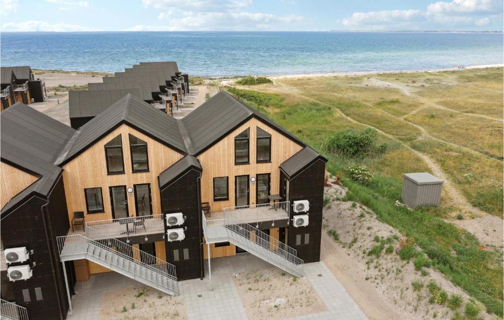 uma vista aérea de uma casa na praia em Havnehusene, Lejl, 29 em Slagelse