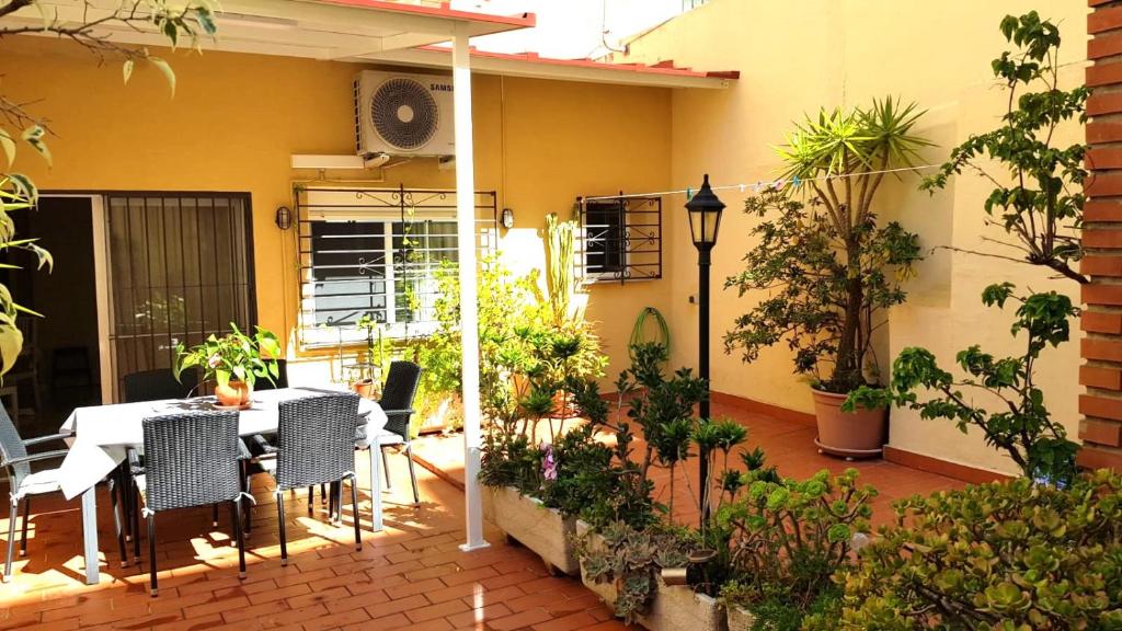 eine Terrasse mit einem Tisch und Stühlen vor einem Haus in der Unterkunft Apartamento EL PATIO in Fuengirola