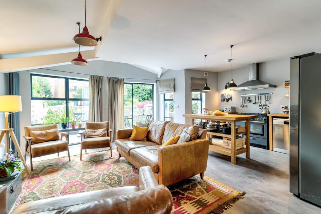 un soggiorno con divano e tavolo di Port Meadow View a Oxford