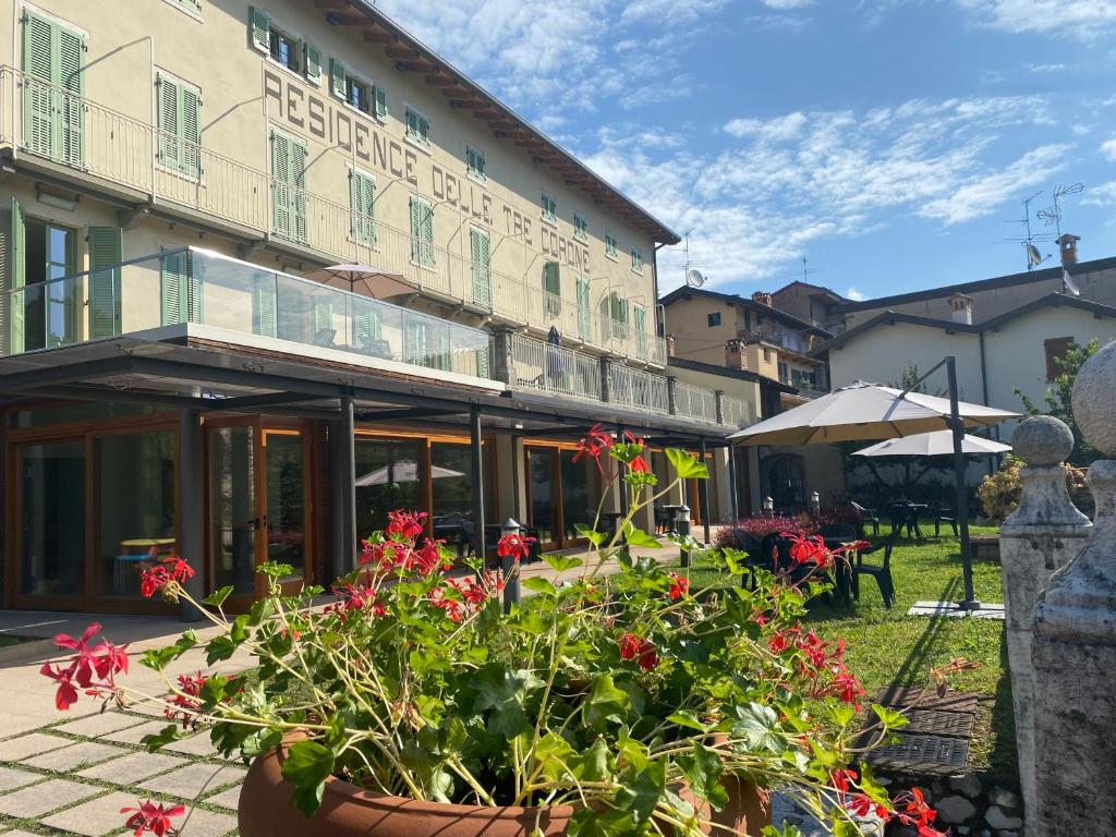 a hotel with flowers in front of a building at Residence delle Tre Corone in Trescore Balneario