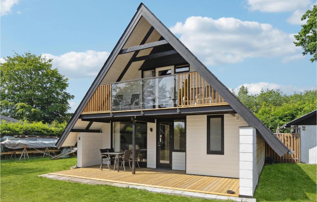 uma pequena casa com um telhado de gambrel em Beautiful Home In Hadsund With Kitchen em Hadsund