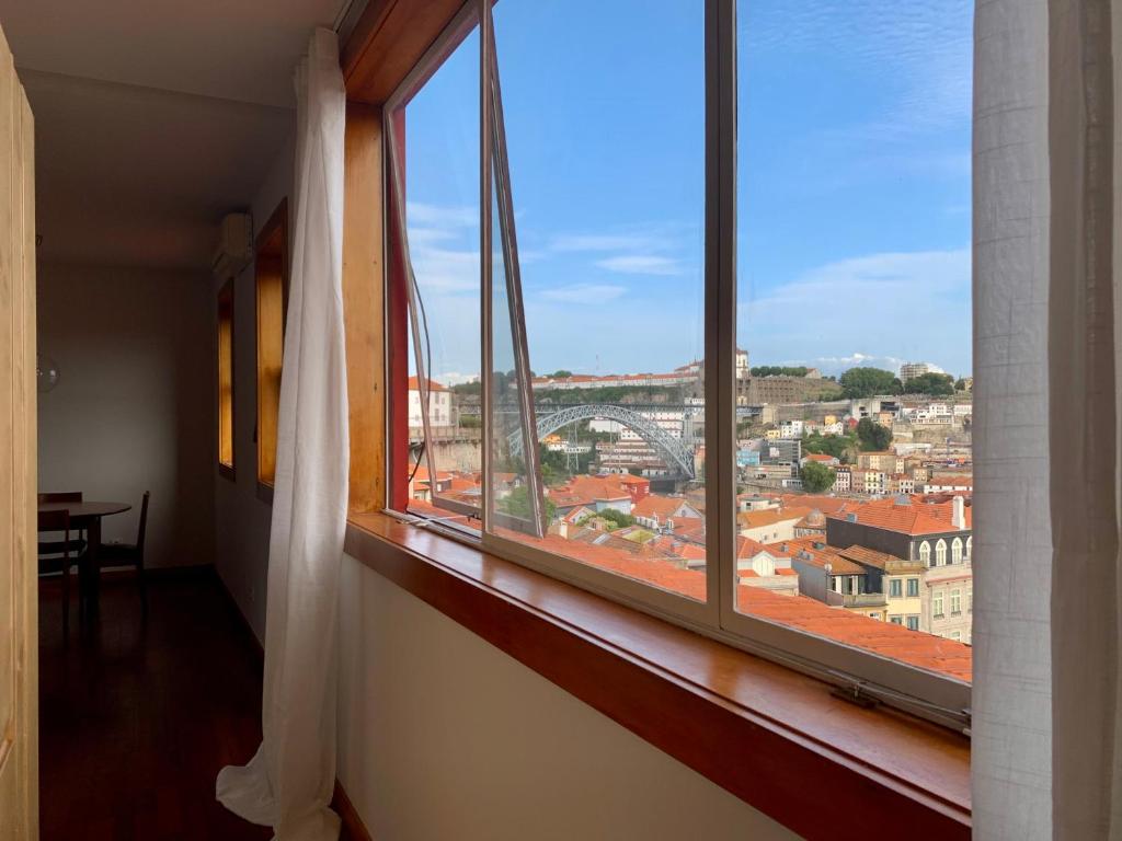 uma janela num quarto com vista para a cidade em Ferreira Borges Nomadic Ap A no Porto