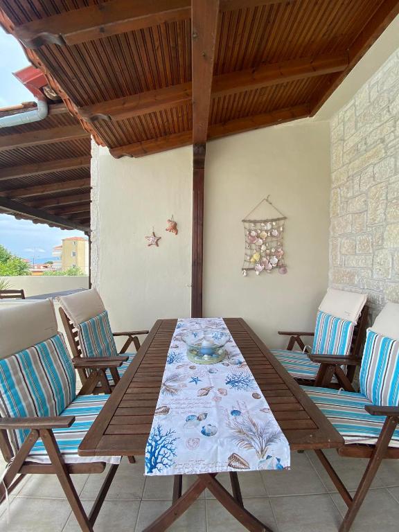 una mesa de madera y sillas en un patio en Loft Oasis, en Chaniotis