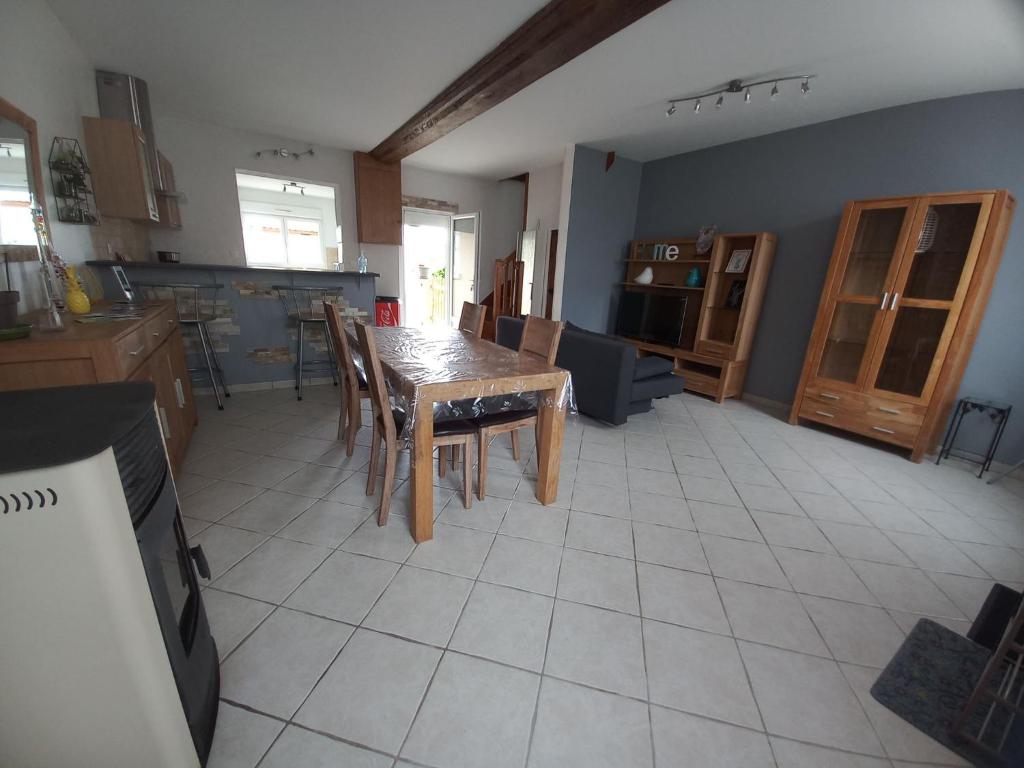 Kuchyňa alebo kuchynka v ubytovaní maison chaleureuse solognote mitoyenne