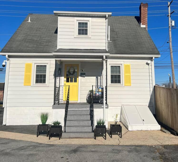 una casa bianca con una porta gialla e scale di Patty's Place a Frederick