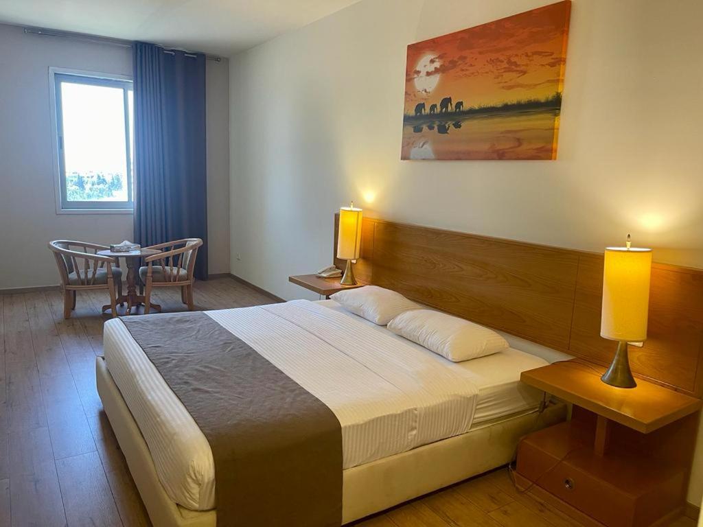 Postel nebo postele na pokoji v ubytování Caesar Hotel Ramallah