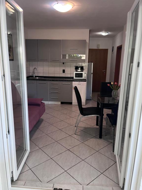 Kuchyň nebo kuchyňský kout v ubytování Apartments Nives