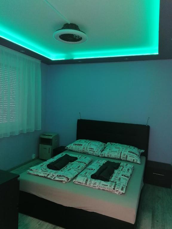 Postel nebo postele na pokoji v ubytování Borsalino Apartman