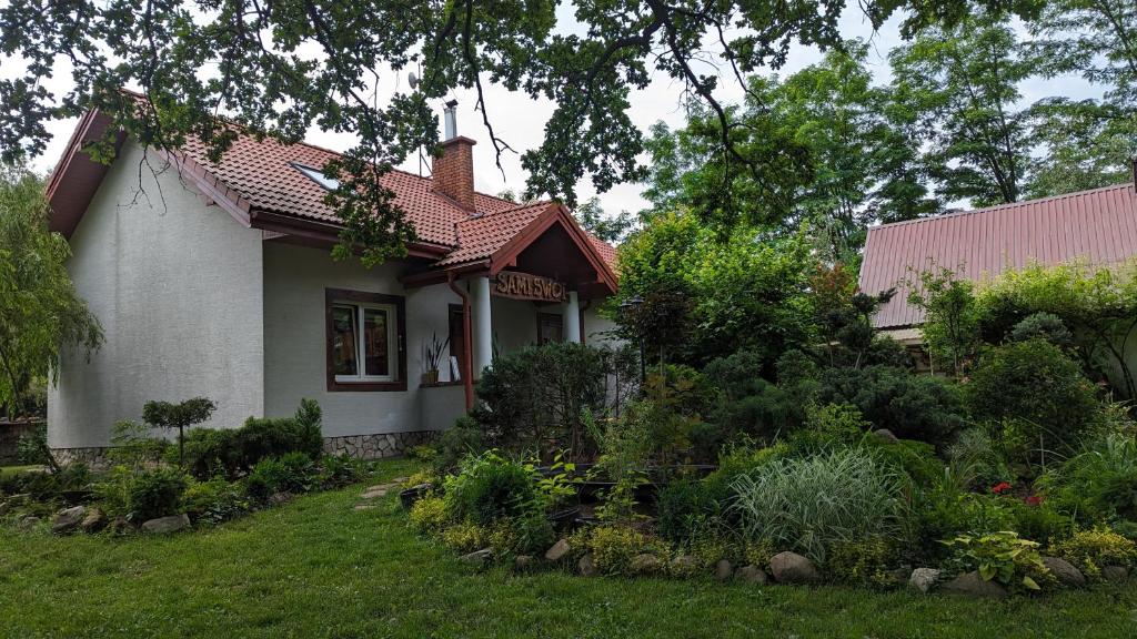 une maison avec un jardin en face dans l'établissement Dom letniskowy Sami Swoi, 