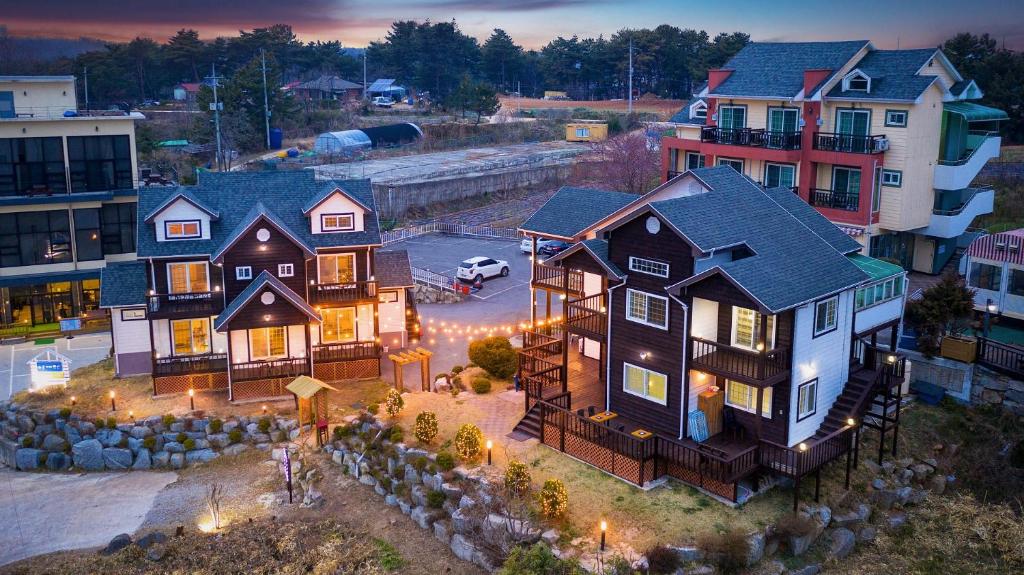 uma vista aérea de uma grande casa com luzes em Eungabi Pension em Gangneung