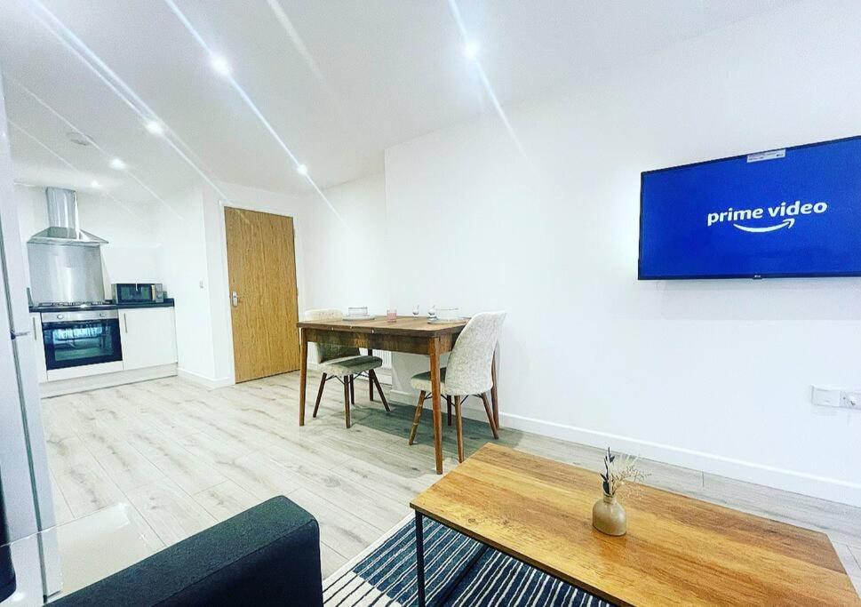 Il comprend un salon avec une table et une cuisine. dans l'établissement The Elegant Abode Apartment 2023 NEW-BUILD, à Oxford
