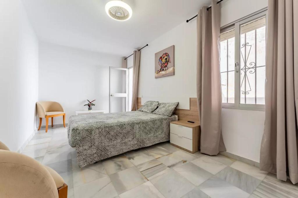 1 dormitorio con cama y ventana en Casa capitán, en Fuengirola