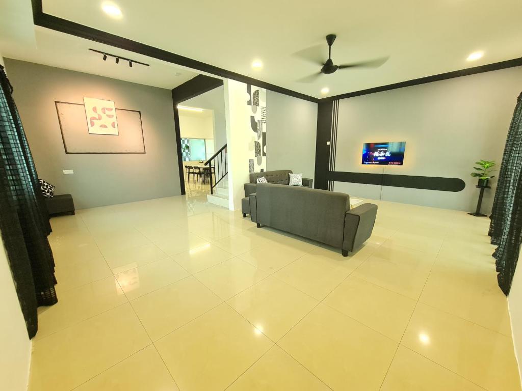 sala de estar con sofá y TV en Air-home M1 Simpang near Aulong Econsave, 4BR, 10pax, Netflix, en Simpang