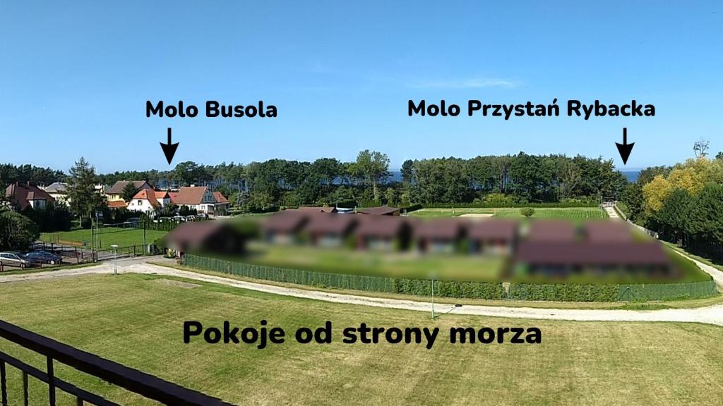 una vista aérea de un parque con un gran campo en Klif pokoje gościnne w centrum blisko morza en Ustronie Morskie