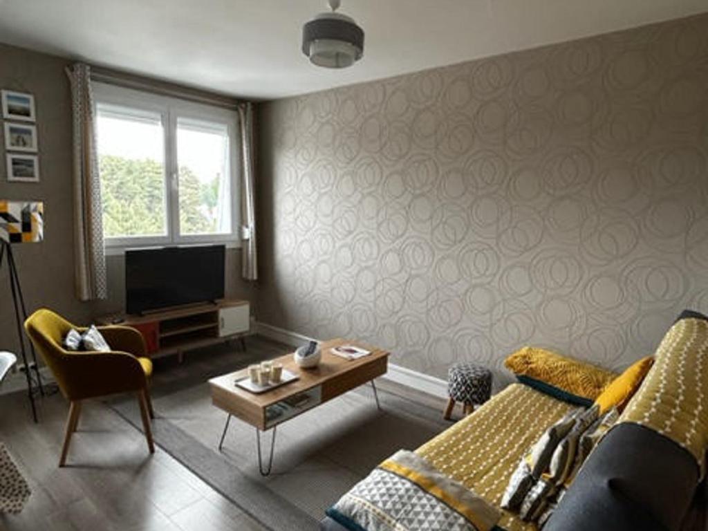 uma sala de estar com um sofá e uma televisão em Appartement Quend, 2 pièces, 3 personnes - FR-1-730-22 em Quend
