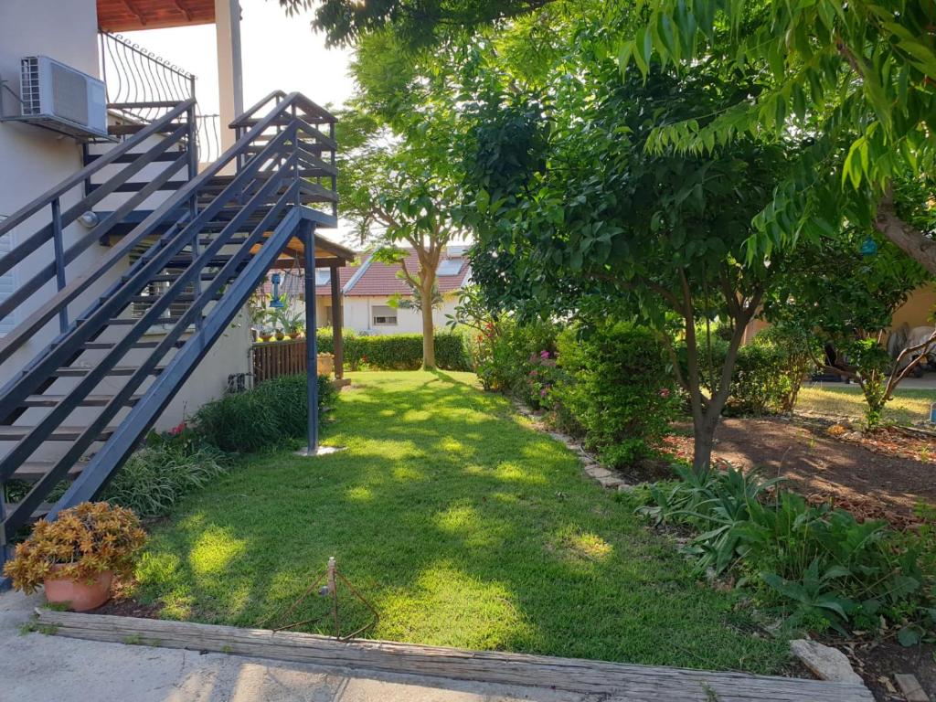 un patio con una escalera en una casa en פינה שלווה בטבע- A peaceful spot on nature en Bet HaShitta