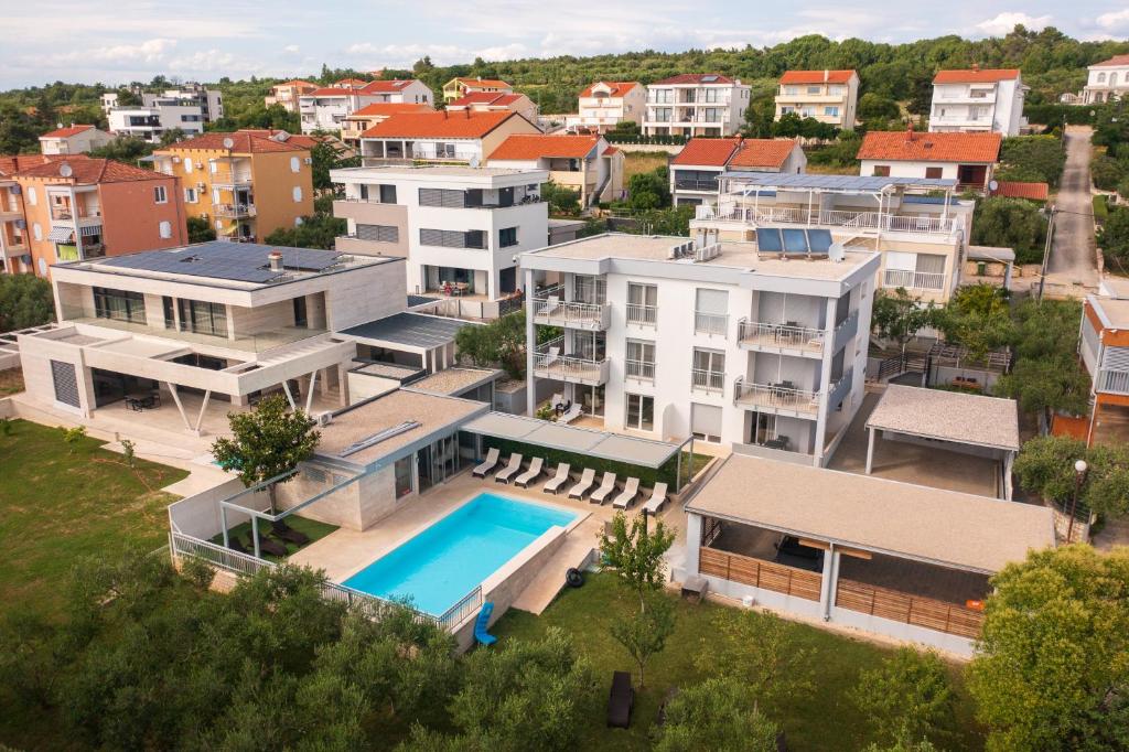 una vista aérea de una casa con piscina en SunAdria Apartments, en Kožino