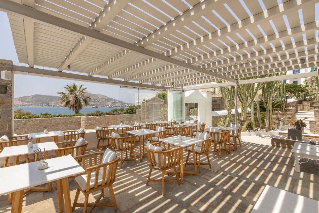 Reštaurácia alebo iné gastronomické zariadenie v ubytovaní Parian Lithos Residence