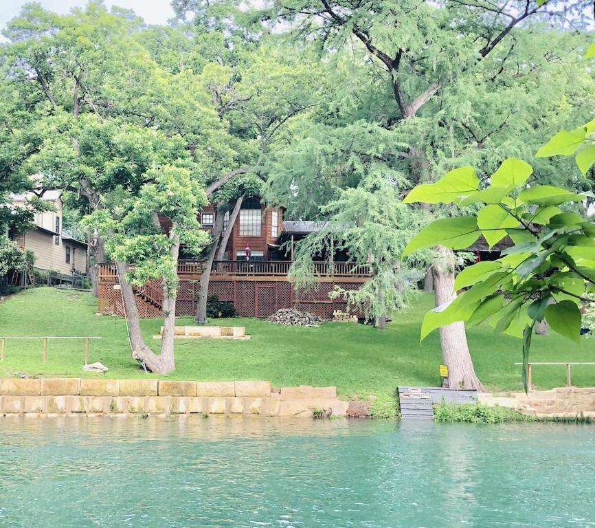 Little Ponderosa River Retreat Luxury Guadalupe Riverfront Home!, New Braunfels (updated prices