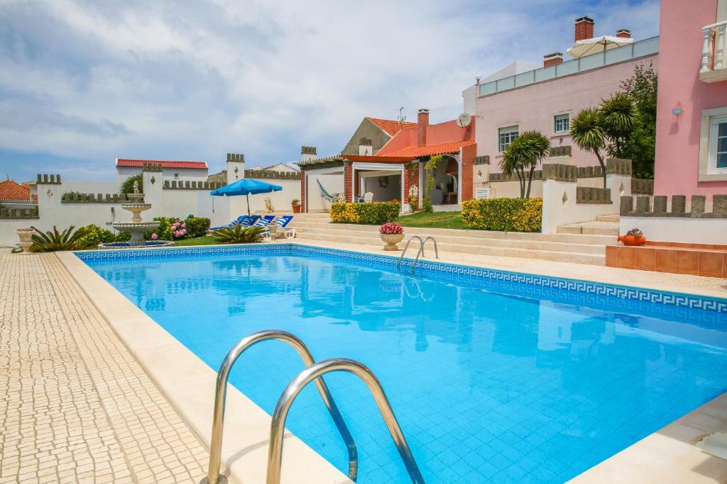 una piscina frente a un edificio en Pata da Gaivota Boutique House, en Lourinhã