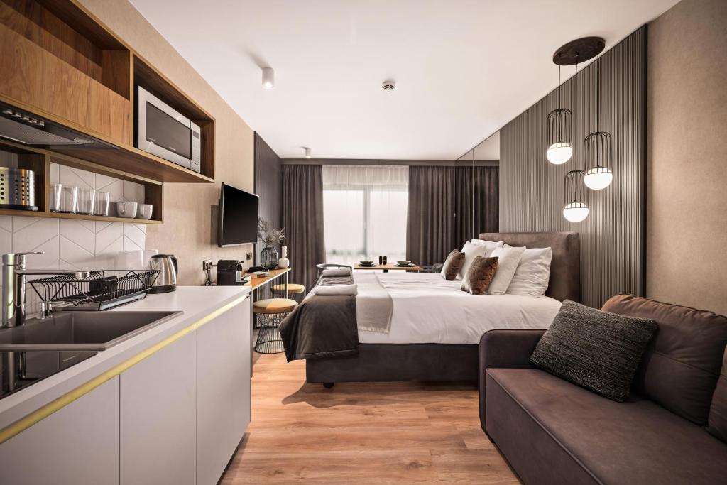 
Deluxe Triple Studio
