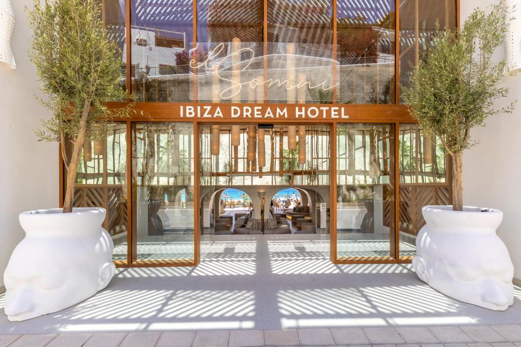 een hotel met twee witte vazen voor een gebouw bij El Somni Ibiza Dream Hotel by Grupotel in Sant Joan de Labritja
