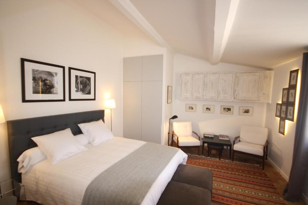 1 dormitorio con 1 cama, mesa y sillas en Appartement Quartier Mazarin, en Aix-en-Provence