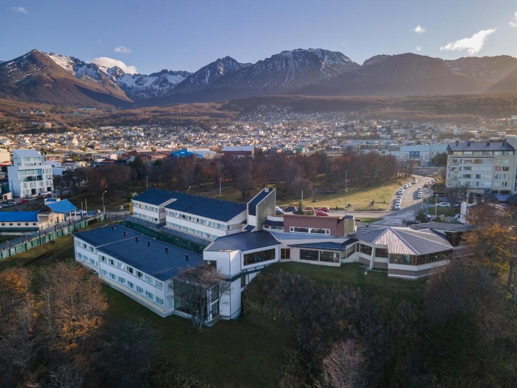 una vista aérea de una ciudad con montañas en el fondo en Hotel Las Lengas en Ushuaia
