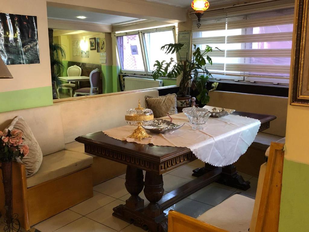 uma mesa com pratos num restaurante em erciyes suites em Istambul