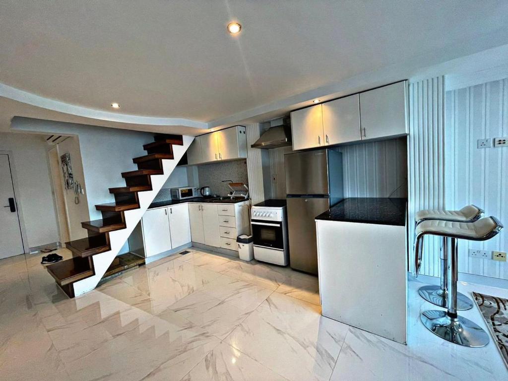 Gallery image of Stunning Duplex Studio in JLT in Dubai