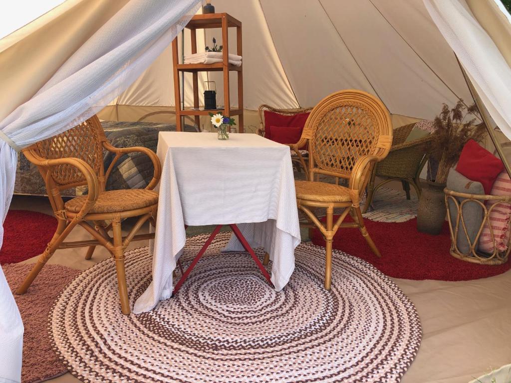 Posezení v ubytování Helles Have Glamping
