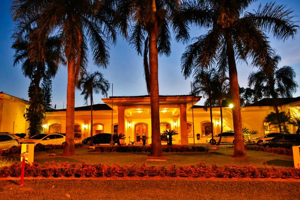 um edifício com palmeiras em frente em Sun Valley Marília by Atlantica em Marília
