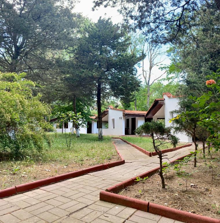 a garden with a house in the background at Complex Holiday Neptun in Neptun