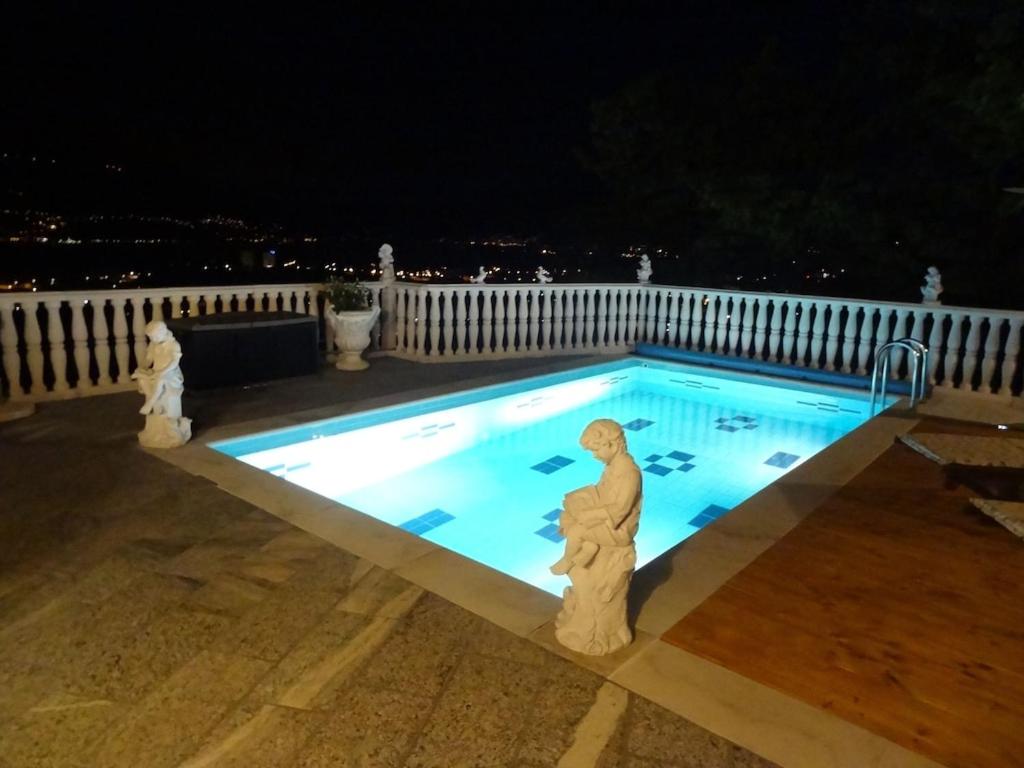 Bazén v ubytování Dream holiday house with a fantastic view of Lake Maggiore and the pool nebo v jeho okolí