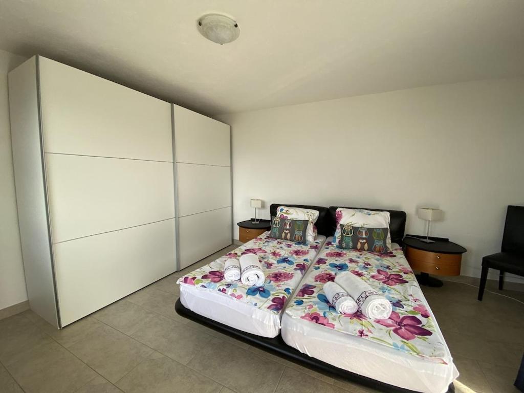 Postel nebo postele na pokoji v ubytování Dream holiday house with a fantastic view of Lake Maggiore and the pool