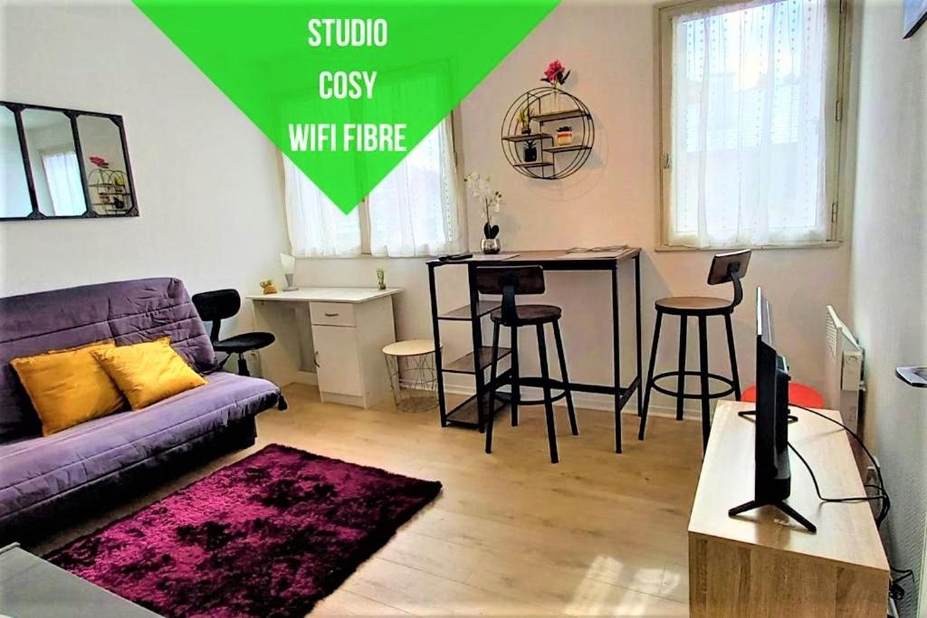 Część wypoczynkowa w obiekcie Le Zen -studio tout équipé- WIFI Fibre- centre ville avec parking