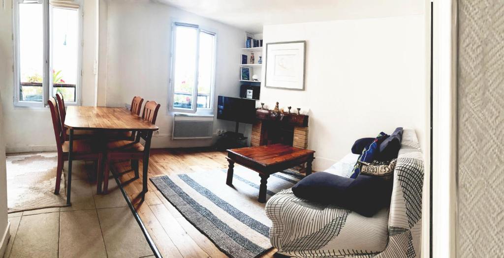 un salon avec une table et une salle à manger dans l'établissement CentreParis Olympic, à Paris