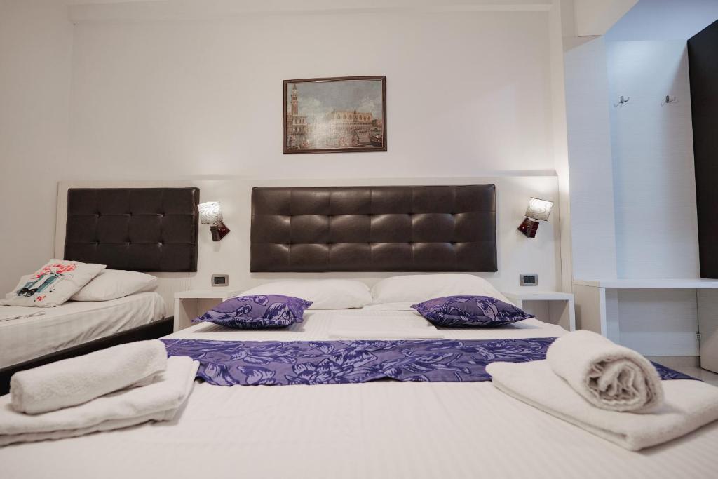 Postel nebo postele na pokoji v ubytování Grand Hotel Aita