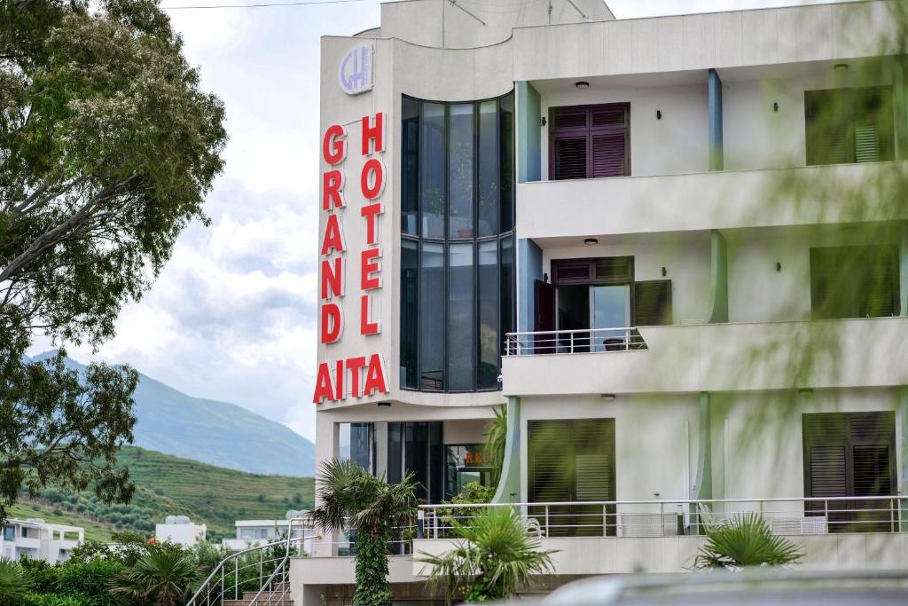 Nespecifikovaný výhled na hory nebo výhled na hory při pohledu z hotelu