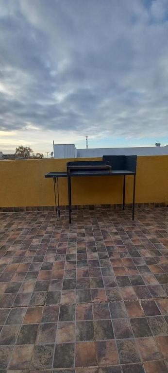 un piano sentado en la parte superior de una pared amarilla en Chesca- Piso de categoria en San Juan